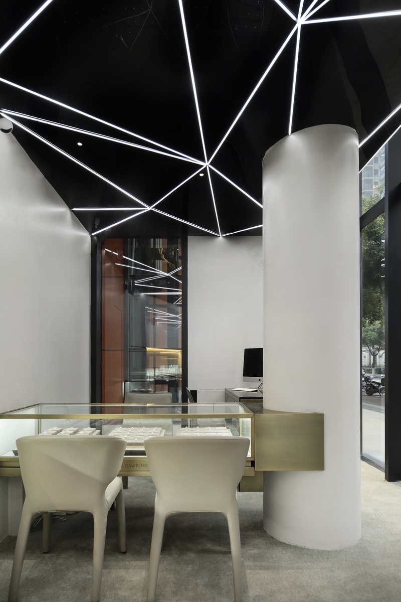 核心商圈“钻石礼盒”珠宝店-6