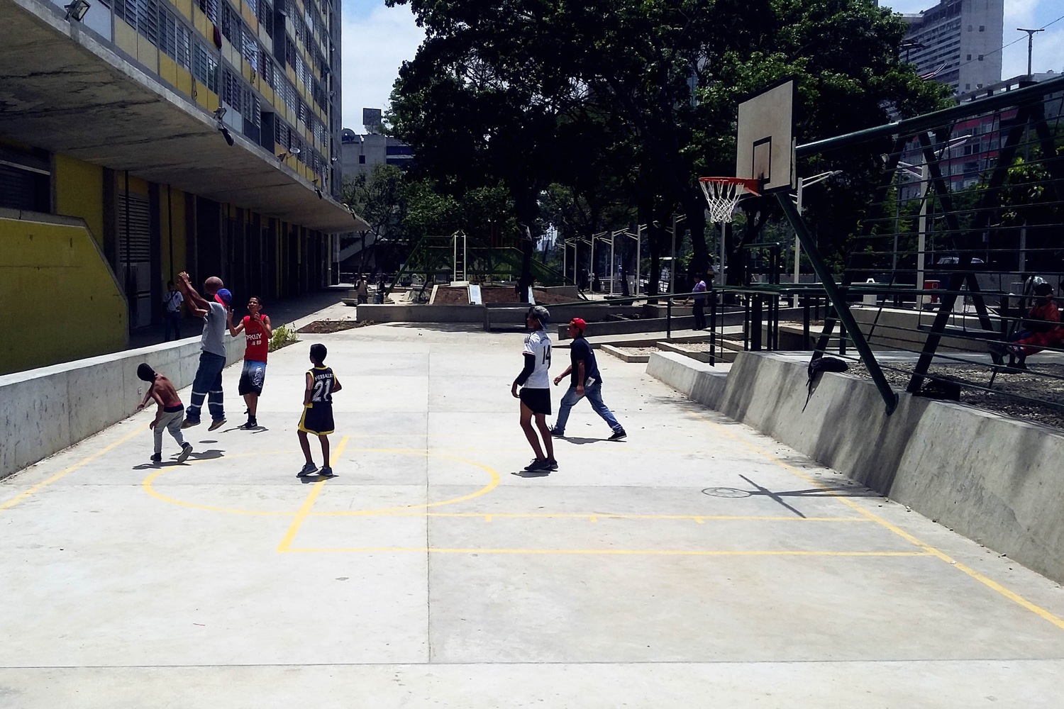 城市便利设施 · 玻利瓦尔大道的社区活力中心-55