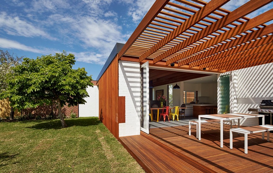 Modern Home Extension That Weaves Together Interior and Exterior Spaces-6