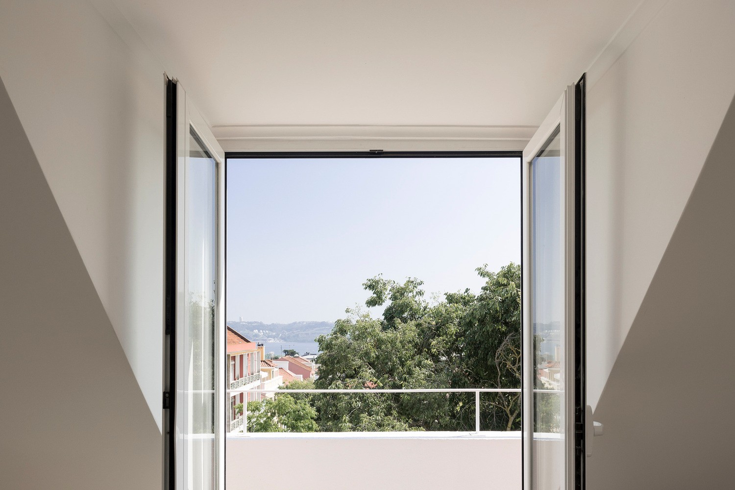 葡萄牙拉戈达帕兹纯白别墅-9