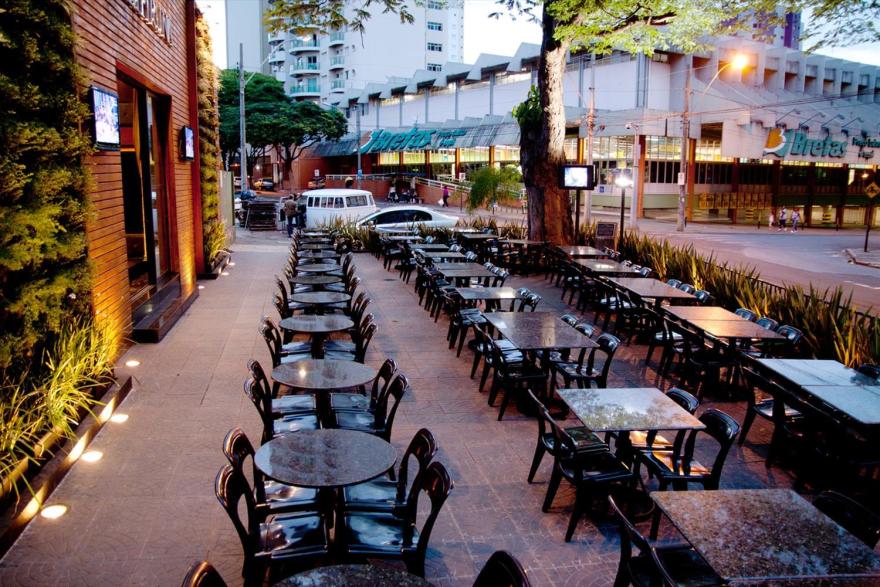 巴西木质酒吧 Sibipiruna 的现代翻新-3