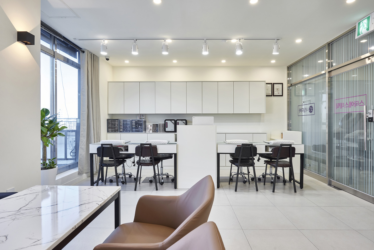 22 平米极简卧室，白色调的完美运用-5