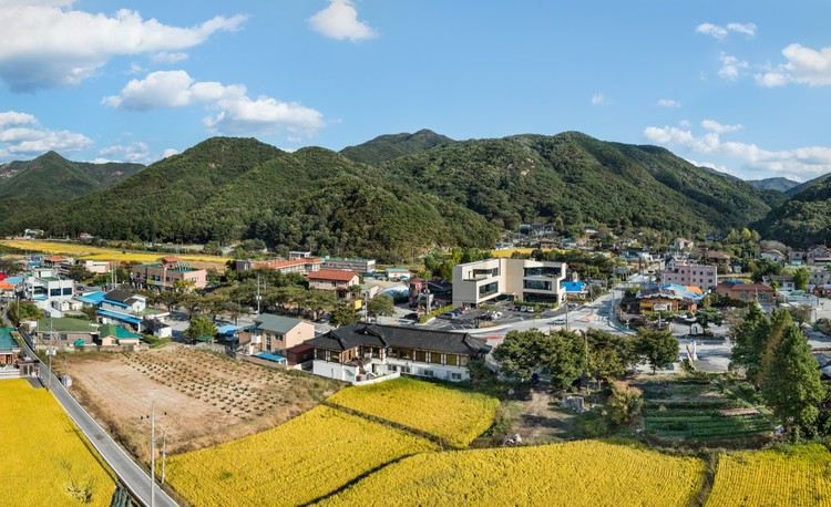 韩国 Waving Stone 餐厅· 融入自然的建筑设计-2