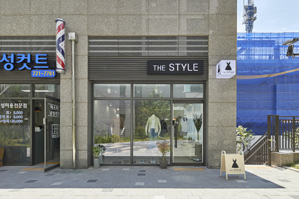 白色与木色的极简时尚 | 10 坪服饰店的感性设计-2