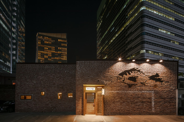 古老与现代共融的 Gwanghwamunhaemul 餐厅设计-16