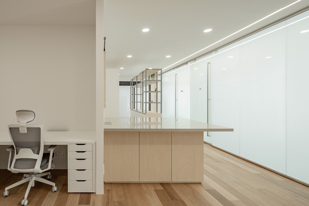 白色与木质的优雅融合 | 53 度商务办公室设计-14