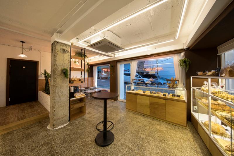 18 平小户型打造温馨烘焙店-2