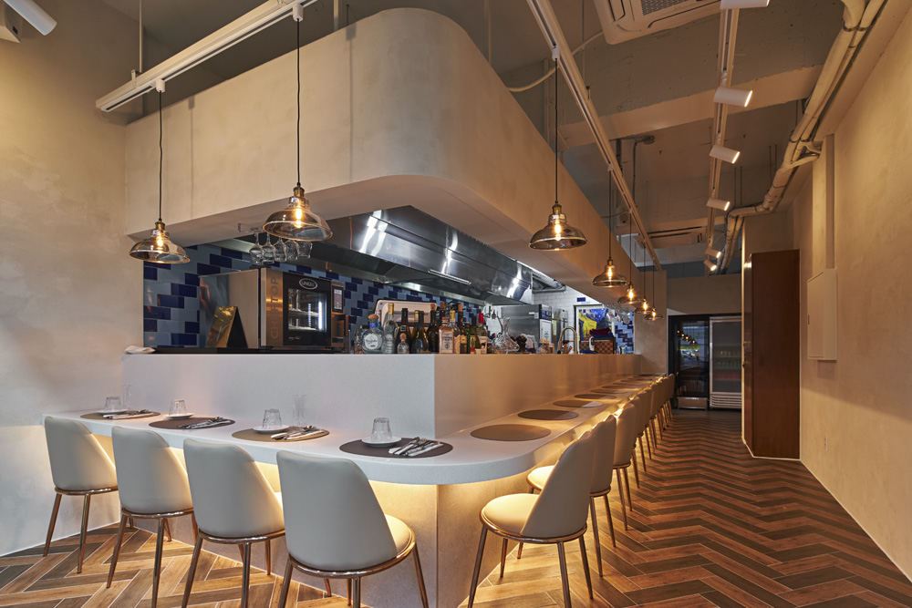 光影交织的 21 平米高级餐厅设计-3