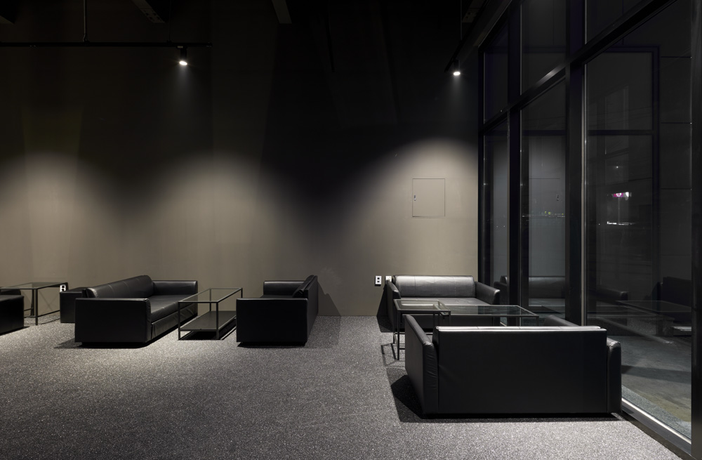 15 平米的极简黑色咖啡馆设计-8