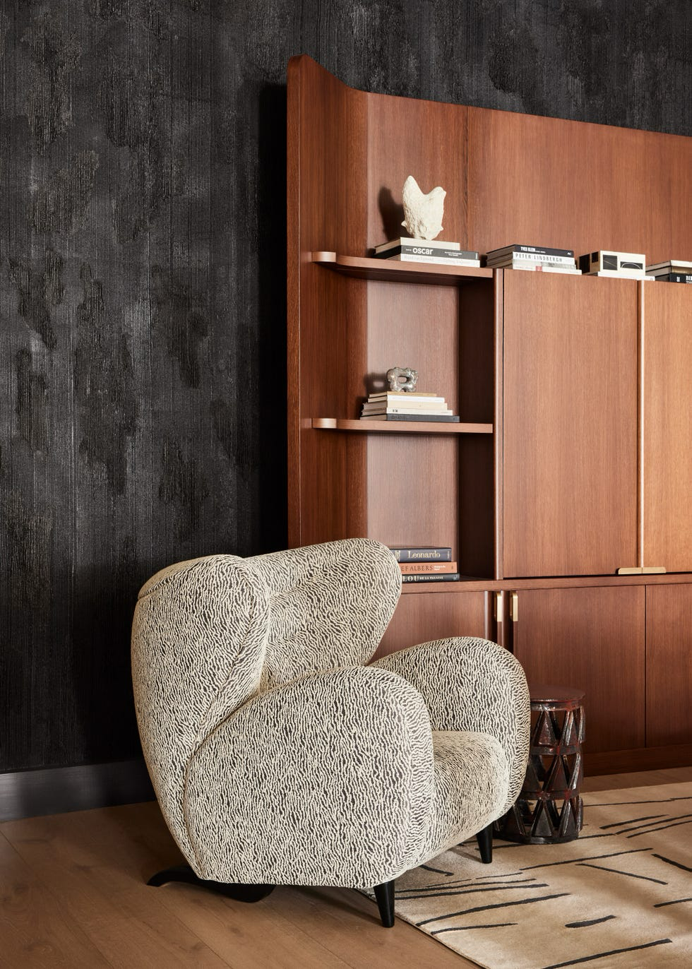 以电影主人公为灵感，打造暗黑时尚空间-13