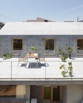 泡沫时期住宅区的漂浮小屋