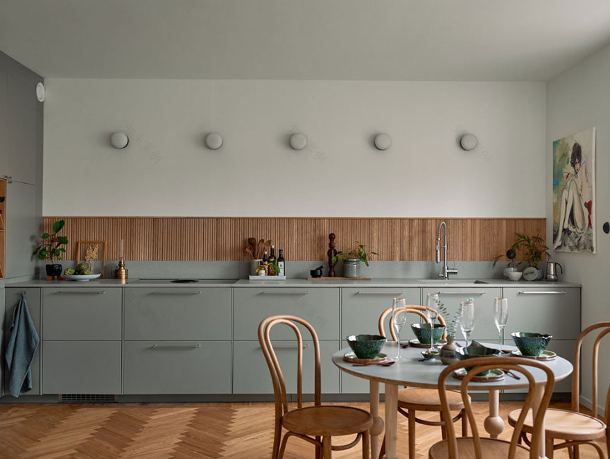 原木与灰色共舞,打造独特斯堪的纳维亚风格公寓-5