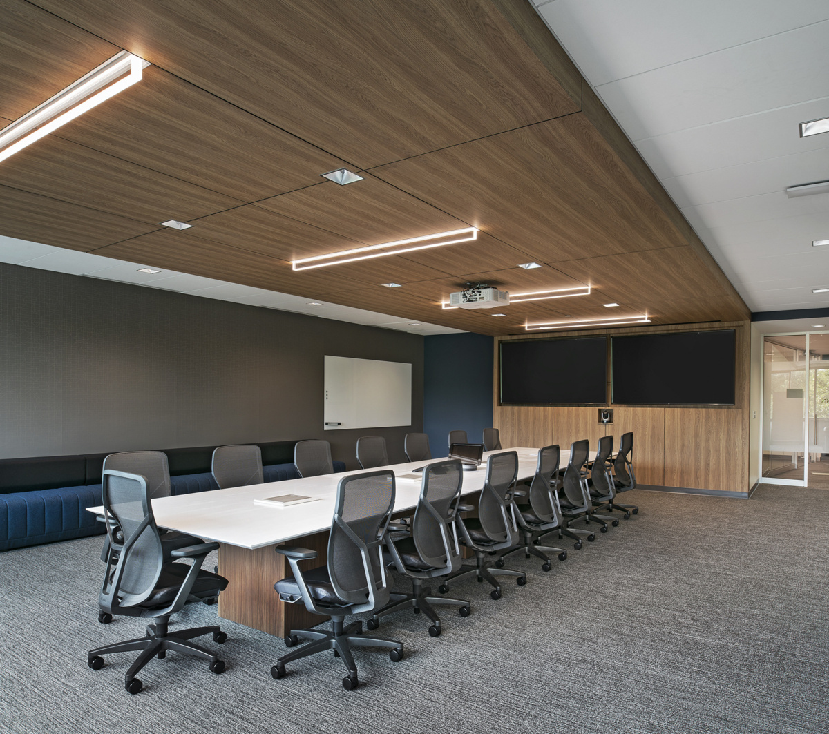 Home Point Financial Ann Arbor 办公室 - 自然光线与协作空间的完美结合-9