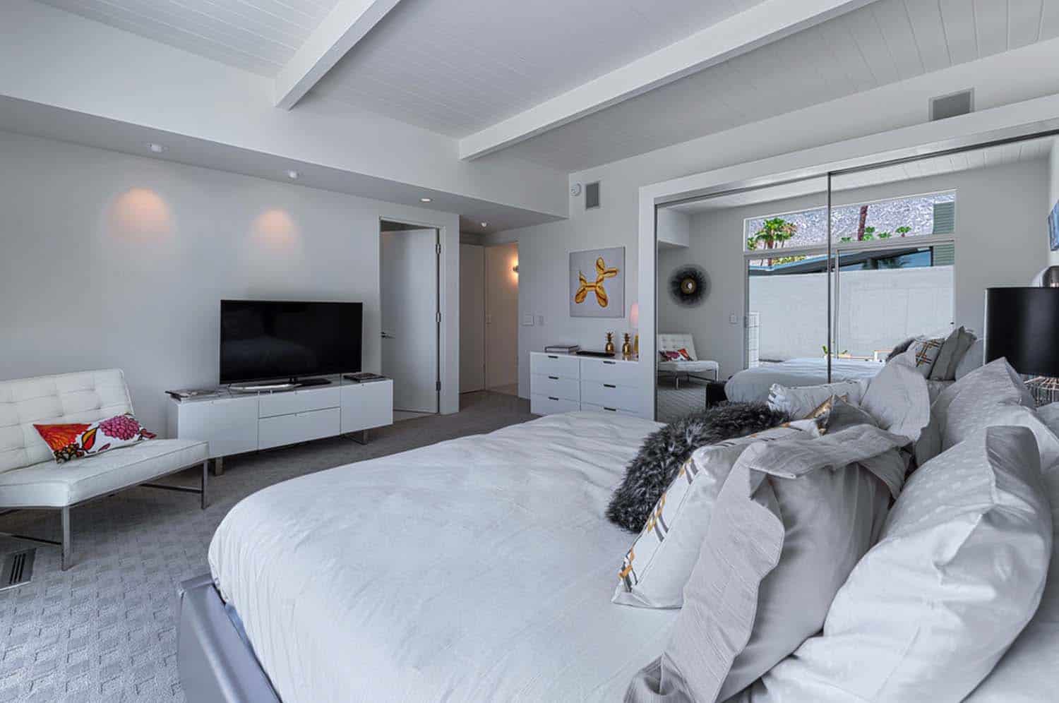 Midcentury dream retreat with a poolside paradise in Palm Springs-11