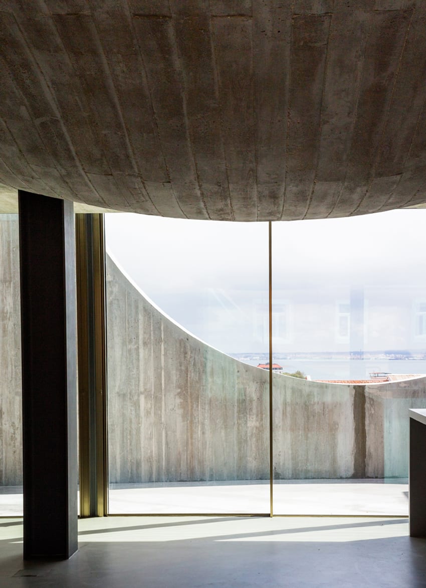 极简主义葡萄牙之家,悬浮泳池成焦点-8