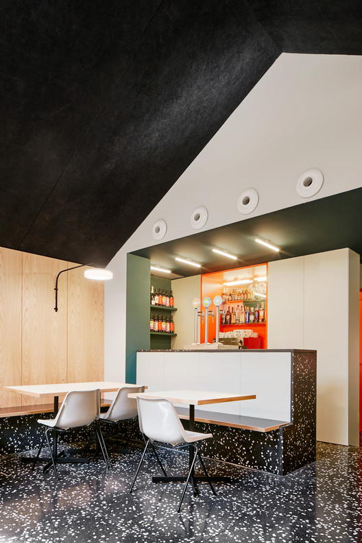 巴塞罗那翻新餐厅变比萨店-7