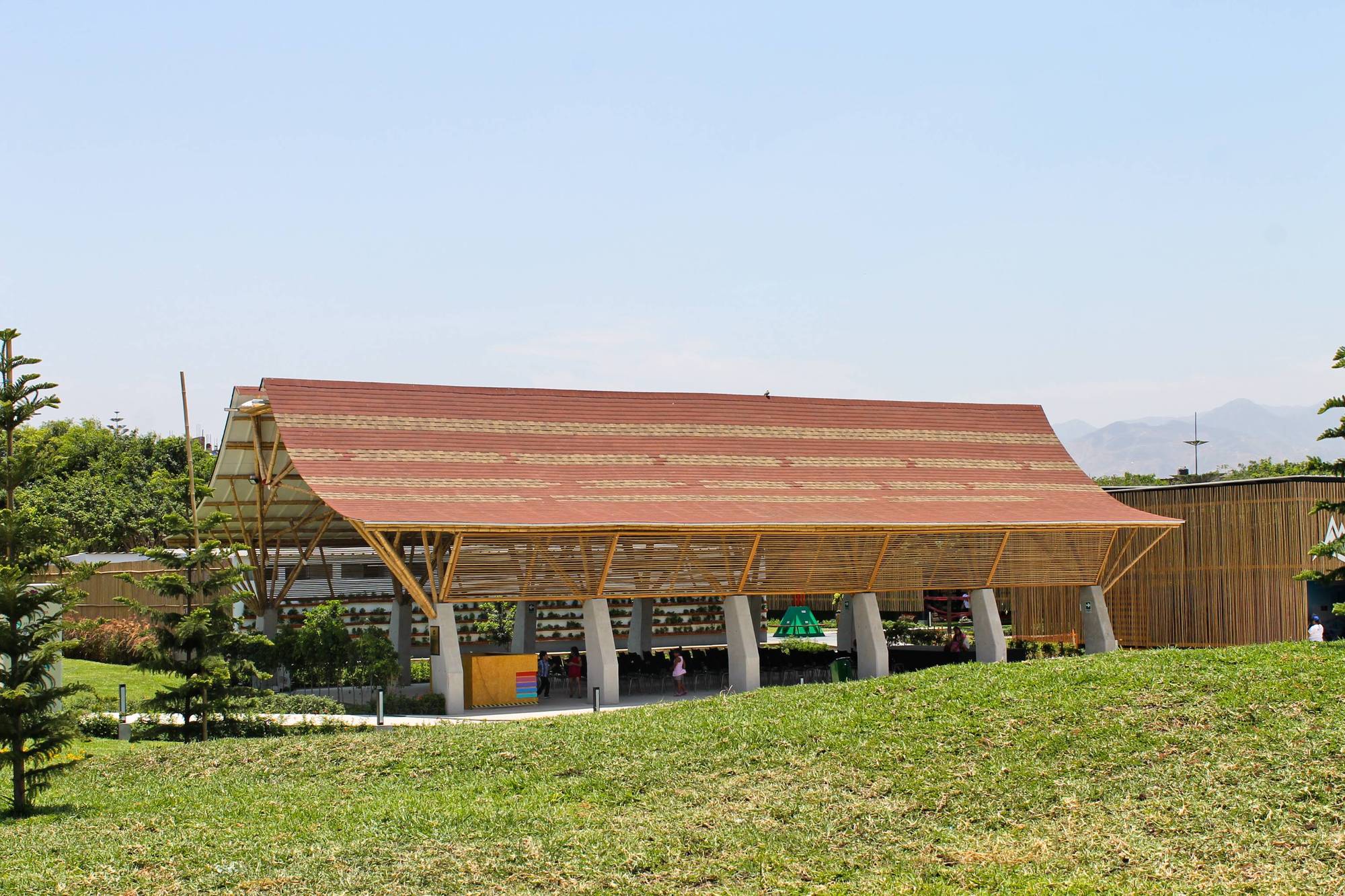 Bamboo Auditorium / Instituto de Vivienda, Urbanismo y Construcción de la USMP-23