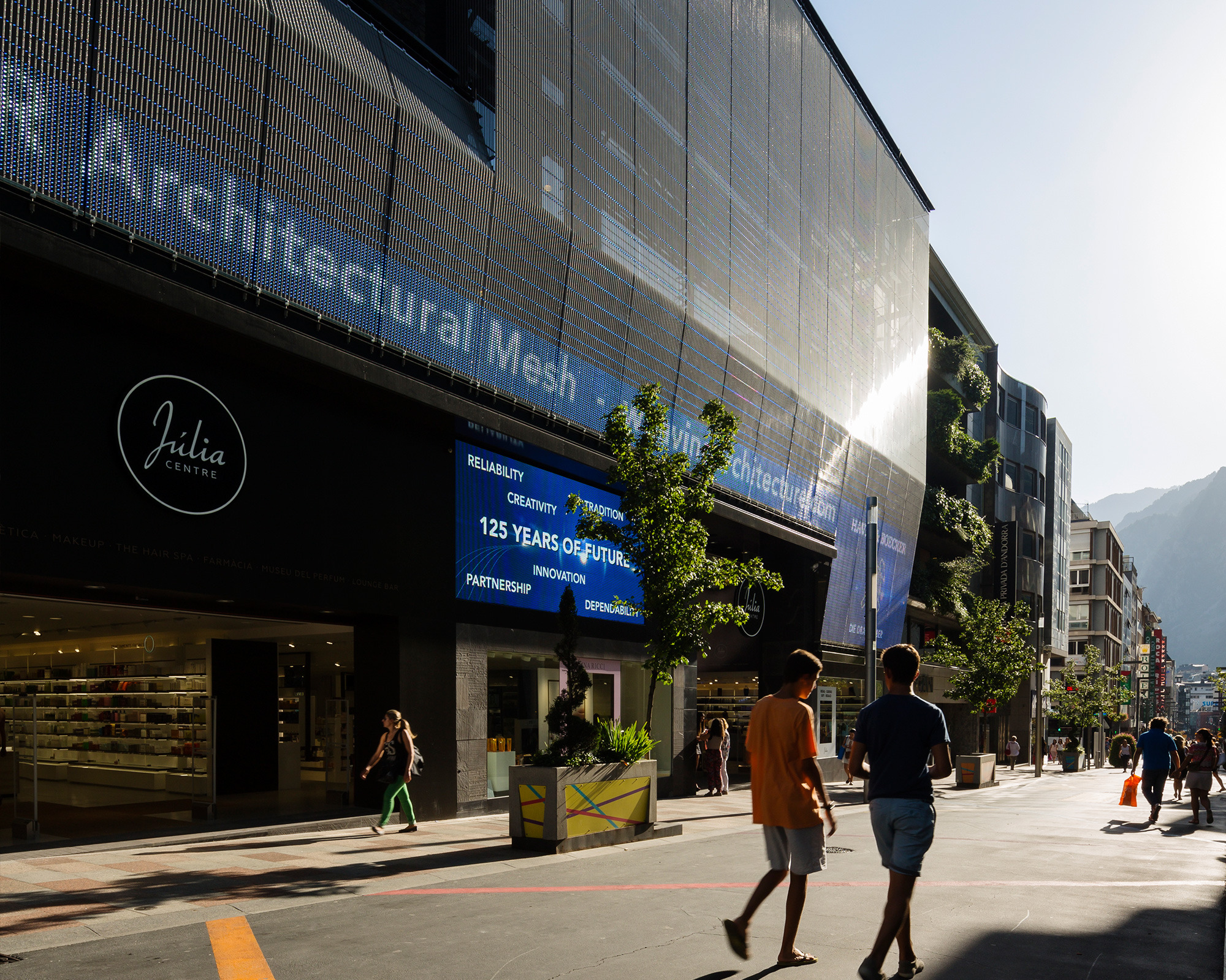 Julia Center | 现代透明媒体幕墙打造奢华香水形象-4