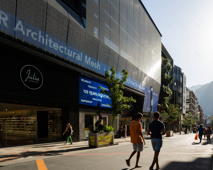 Julia Center | 现代透明媒体幕墙打造奢华香水形象-4