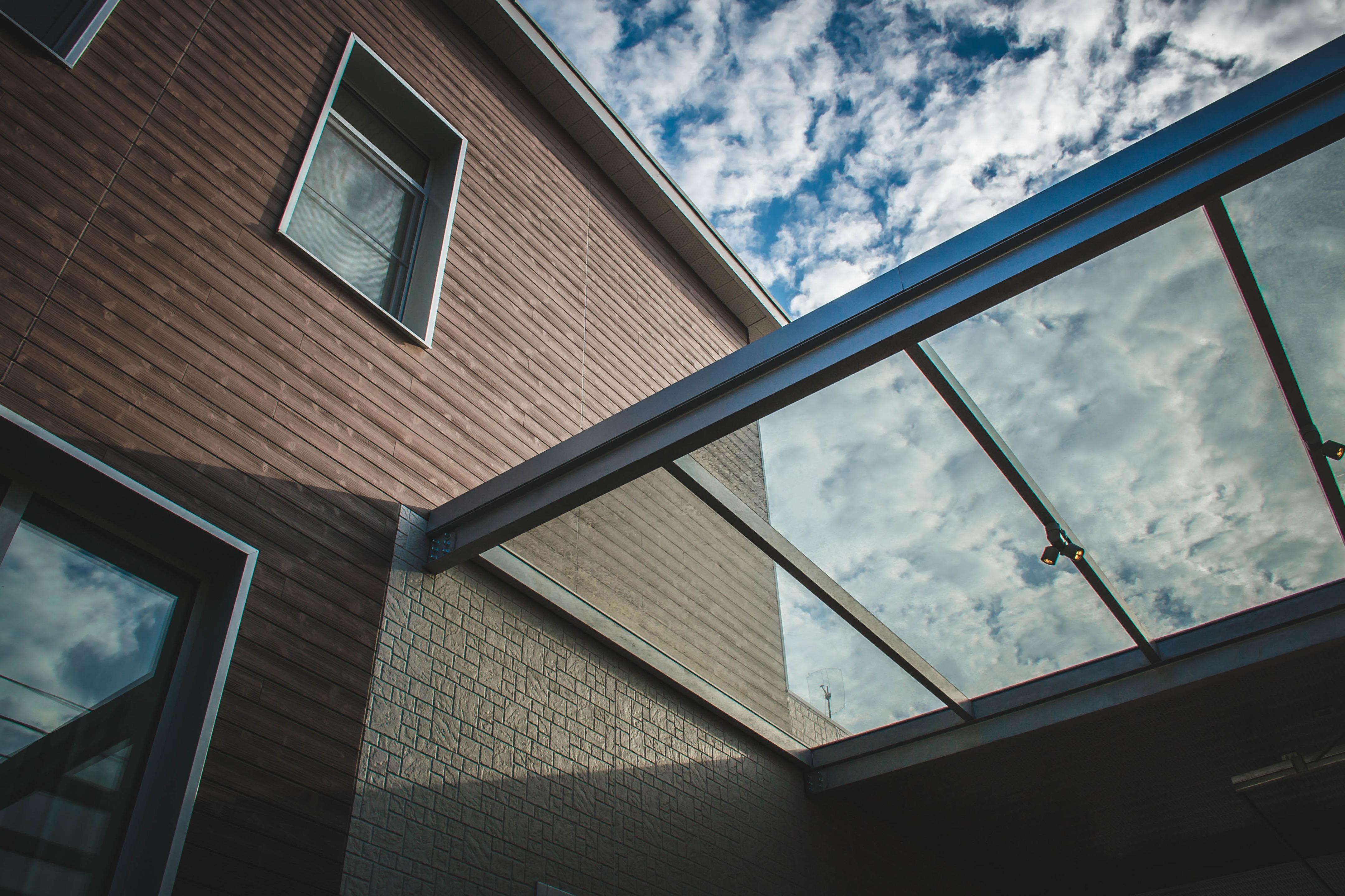 生态现代别墅 | 玻璃与可持续能源的完美结合-13