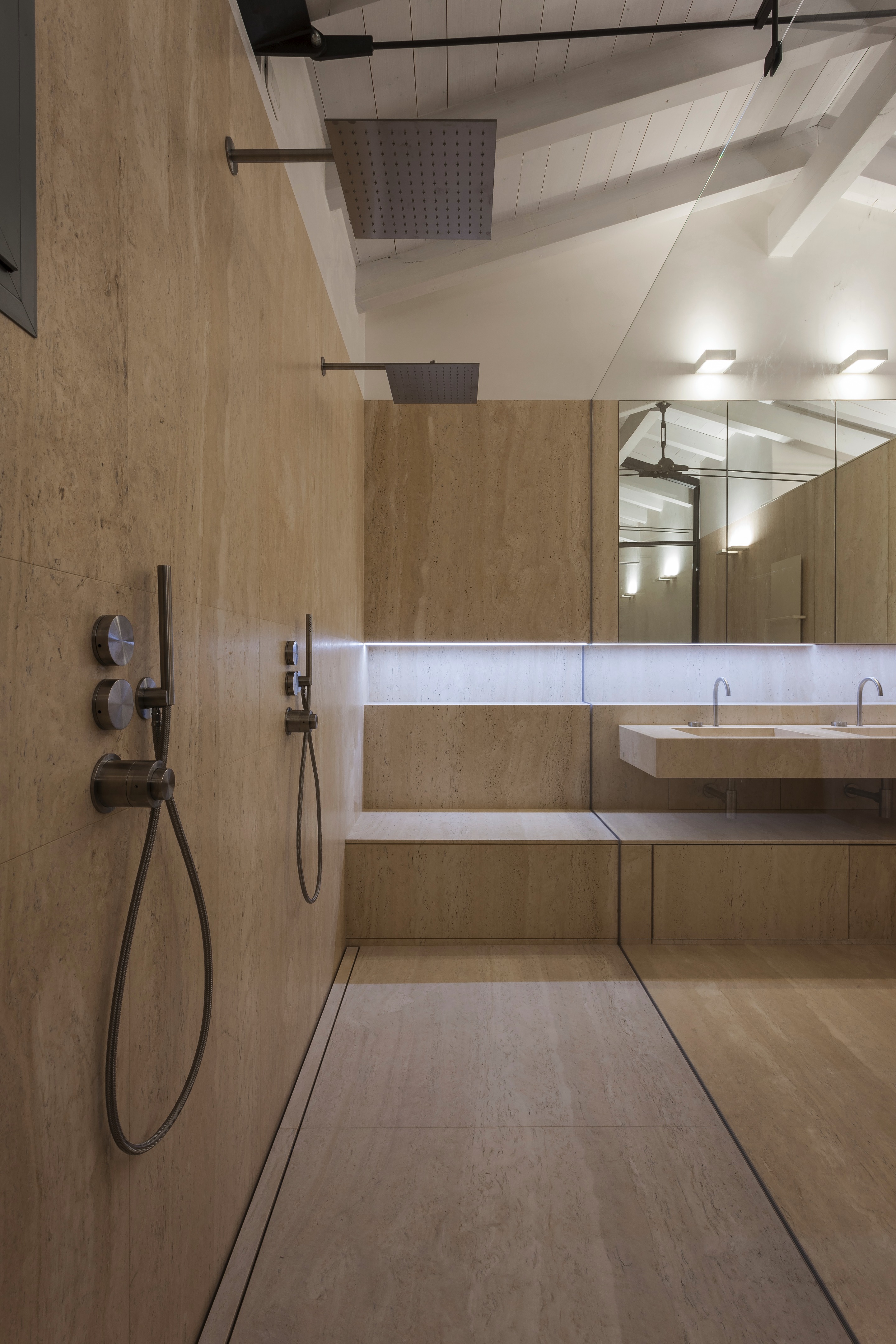 意大利私人住宅，玻璃与 travertine 的魅力碰撞-13