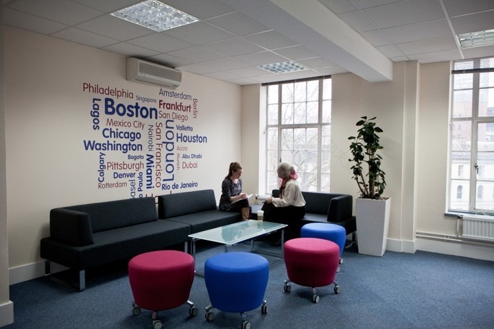 伦敦新办公室的创意品牌标识设计-6