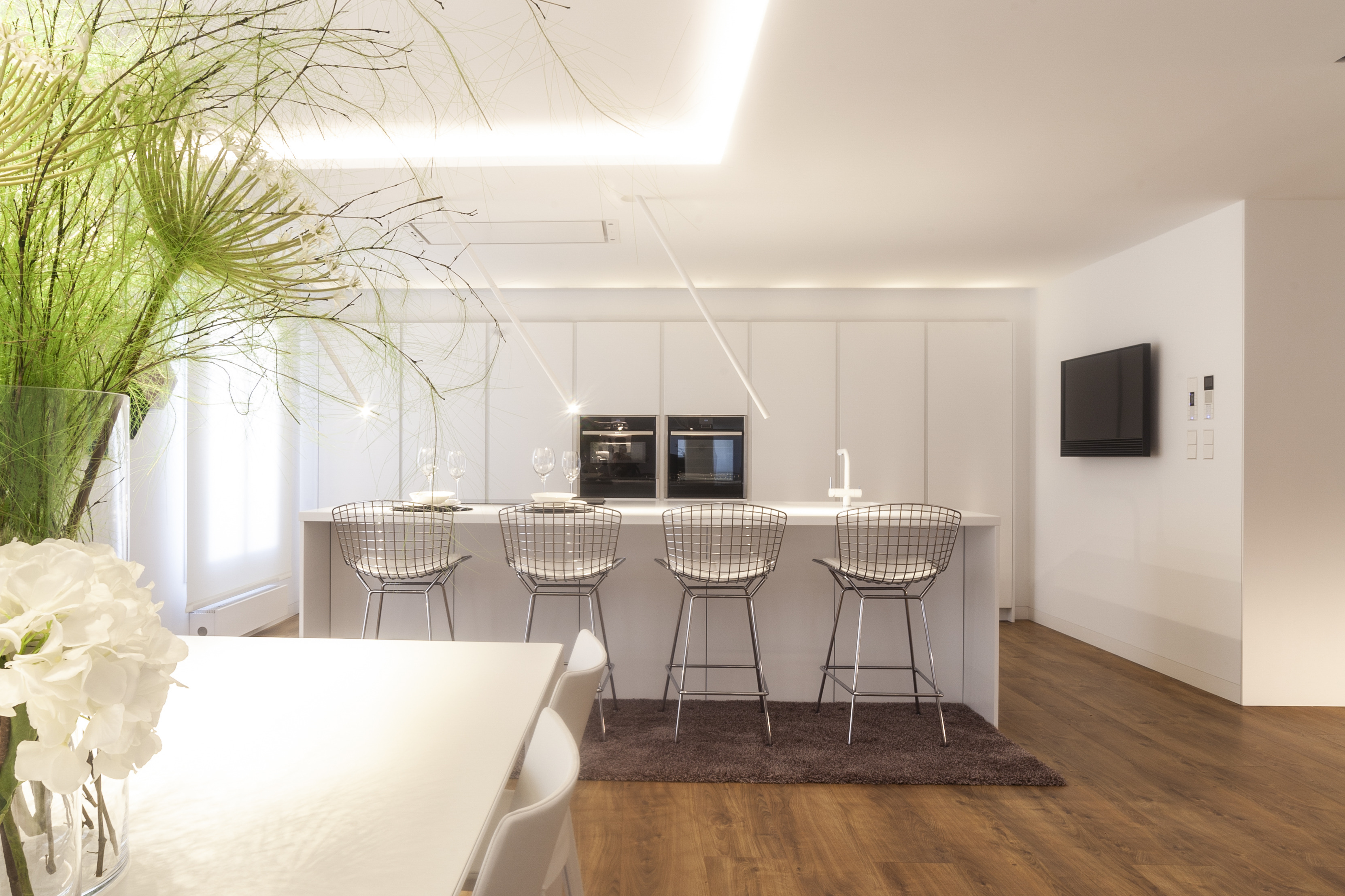 极简风格顶层公寓，温暖木质地板与经典黑白浴室设计-6