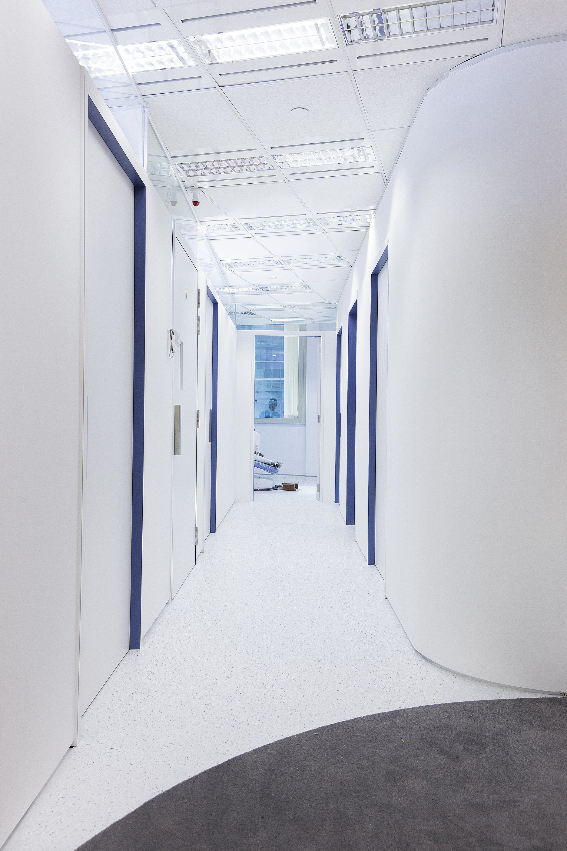 共享空间,自然光与高效操作的口腔诊所设计-11