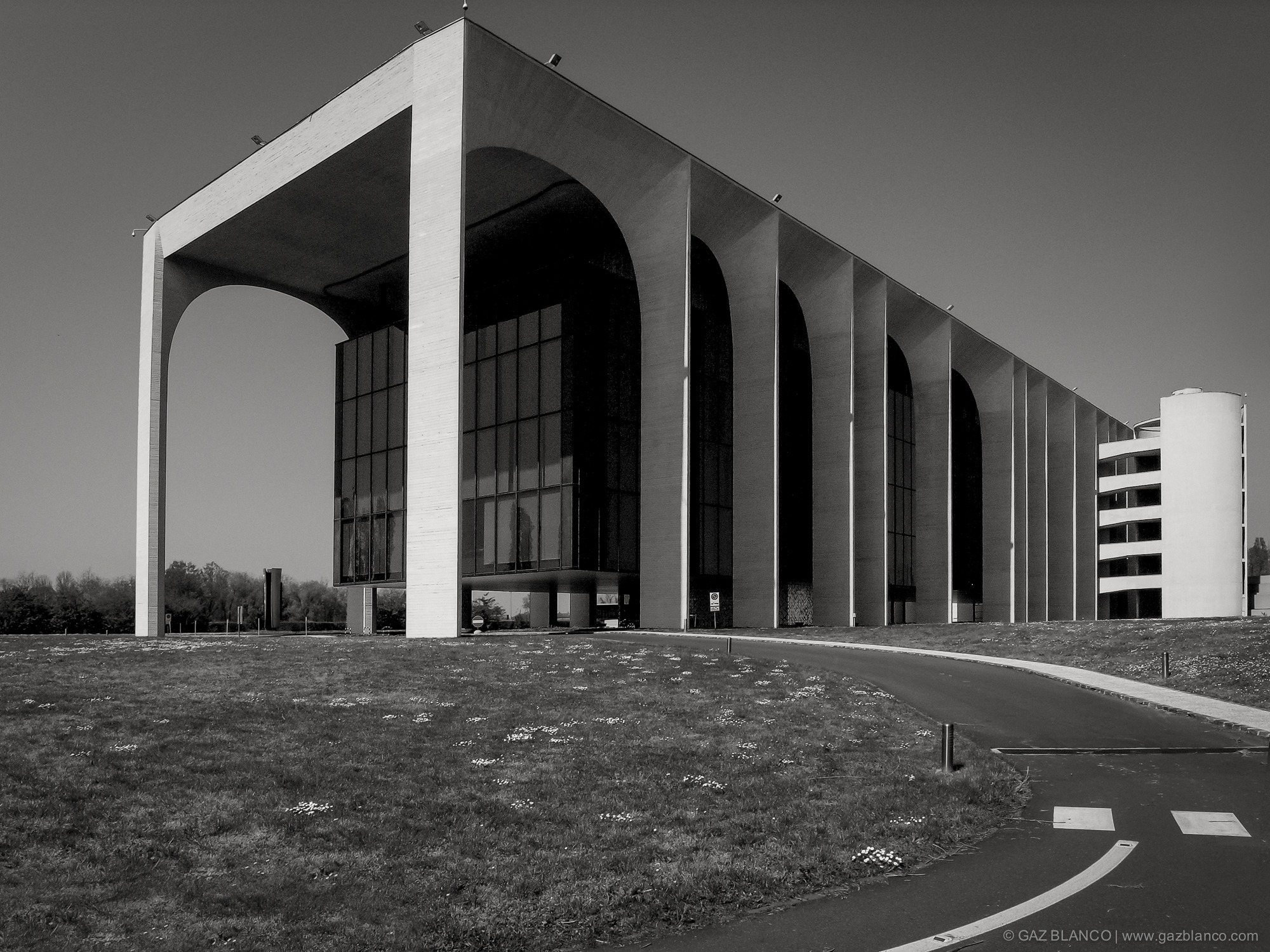 奥斯卡·尼迈耶的意大利 Mondadori 大厦 | 现代建筑的华美乐章-1