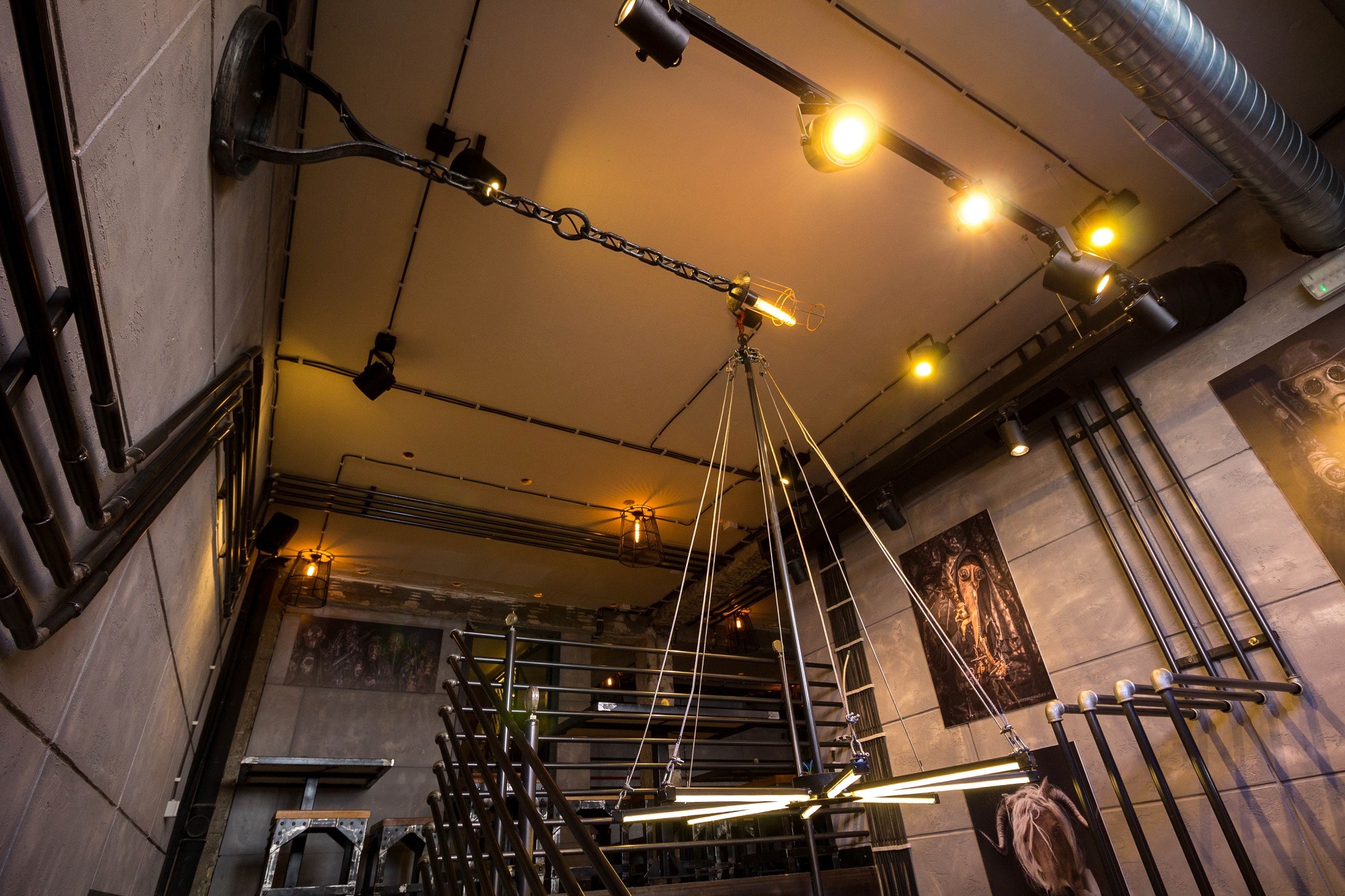 独特工业风,1200 米管道打造的极致酒吧空间-7