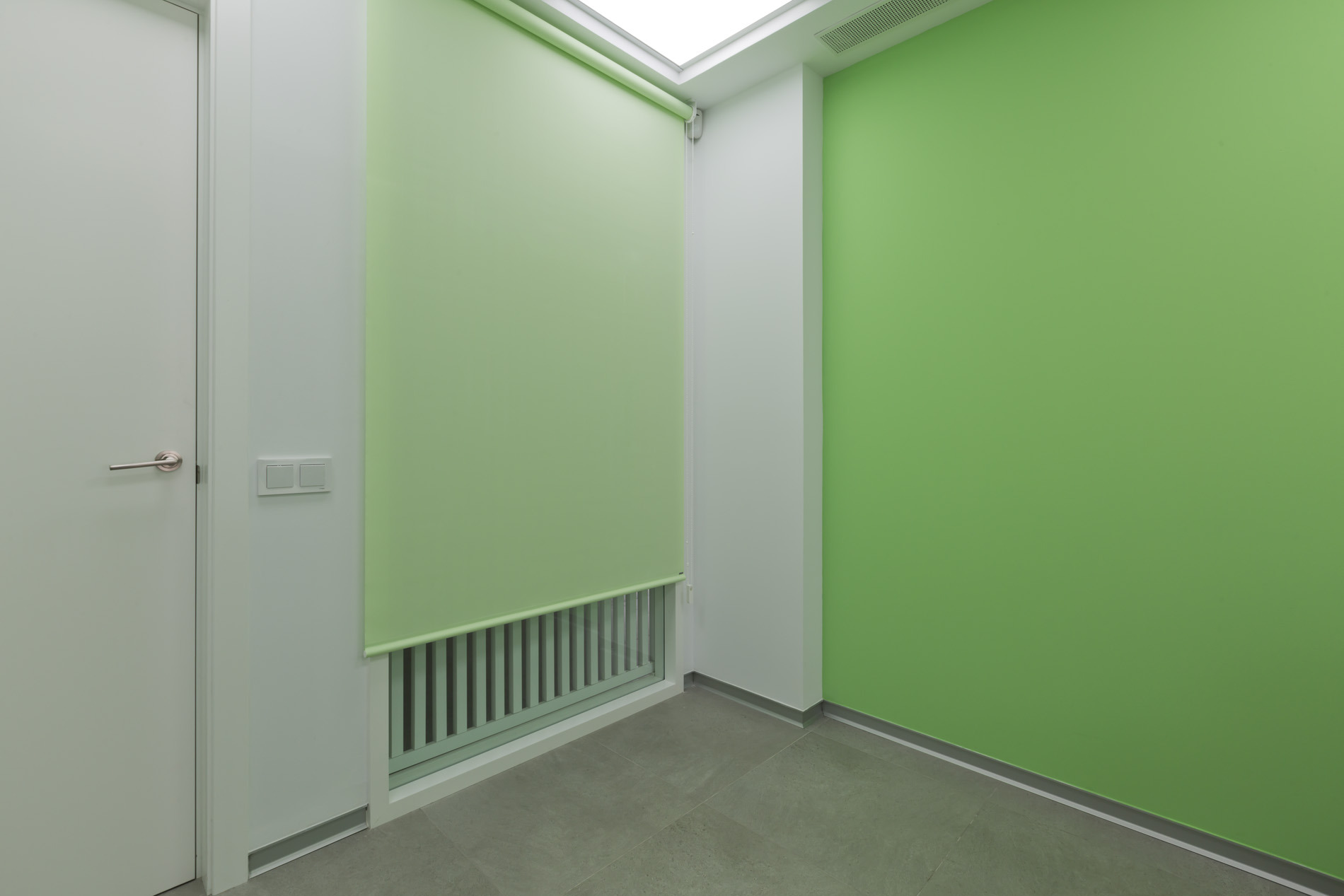 现代西班牙办公室的舒适卷帘设计-18