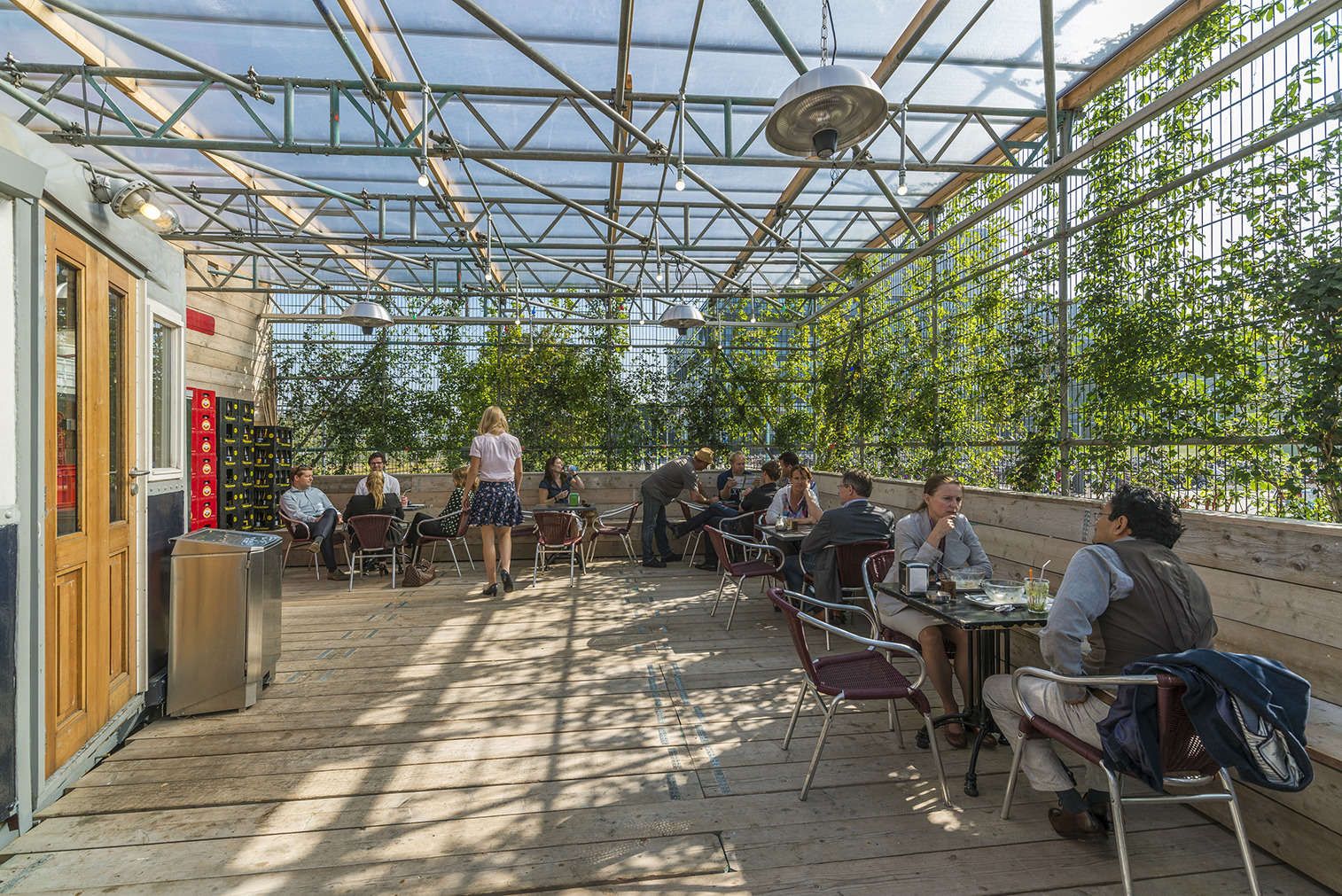 阿姆斯特丹电车午餐室改造 | 废旧材料打造绿色空间-9