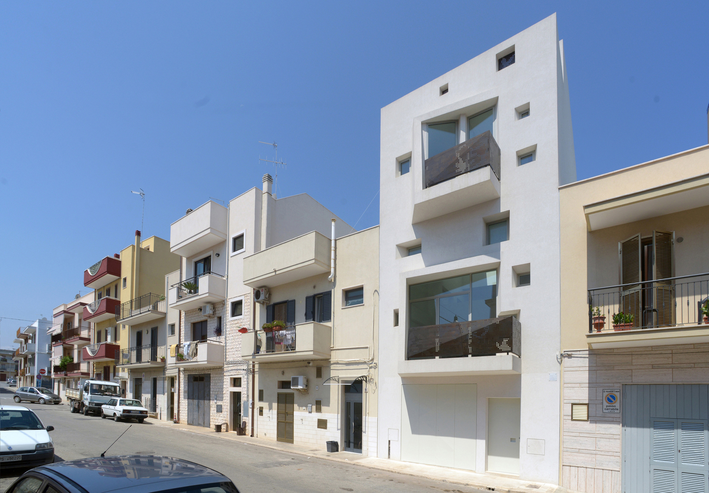 岩石中的三层住宅-2