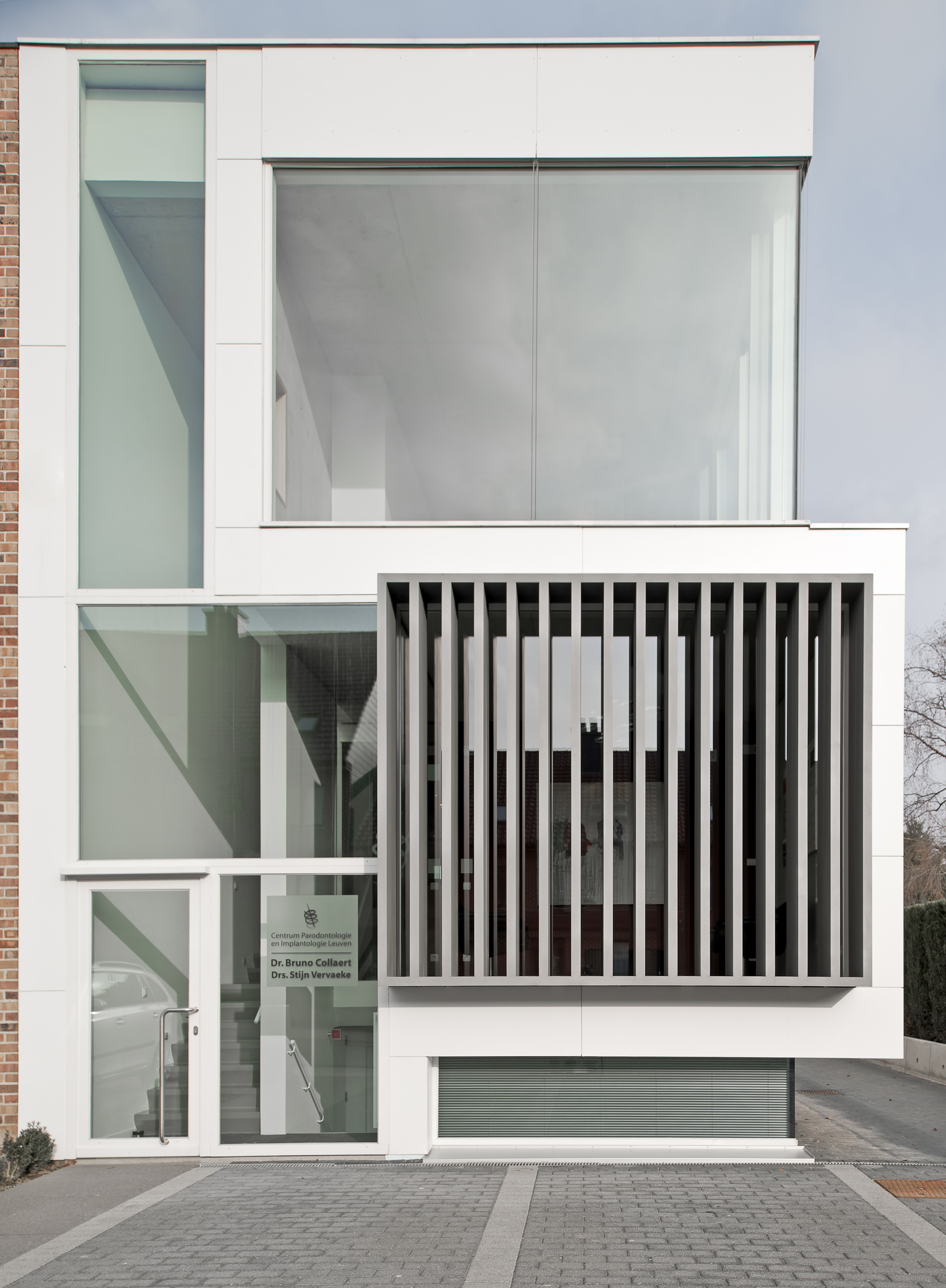 雕塑花园里的牙科诊所-0