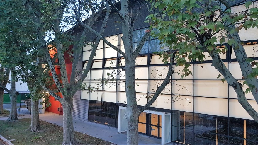 波浪型金属立面打造动感体育中心-12