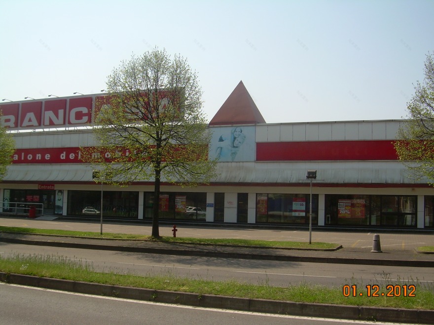 2015 年意大利 nerviano 购物中心翻新-5