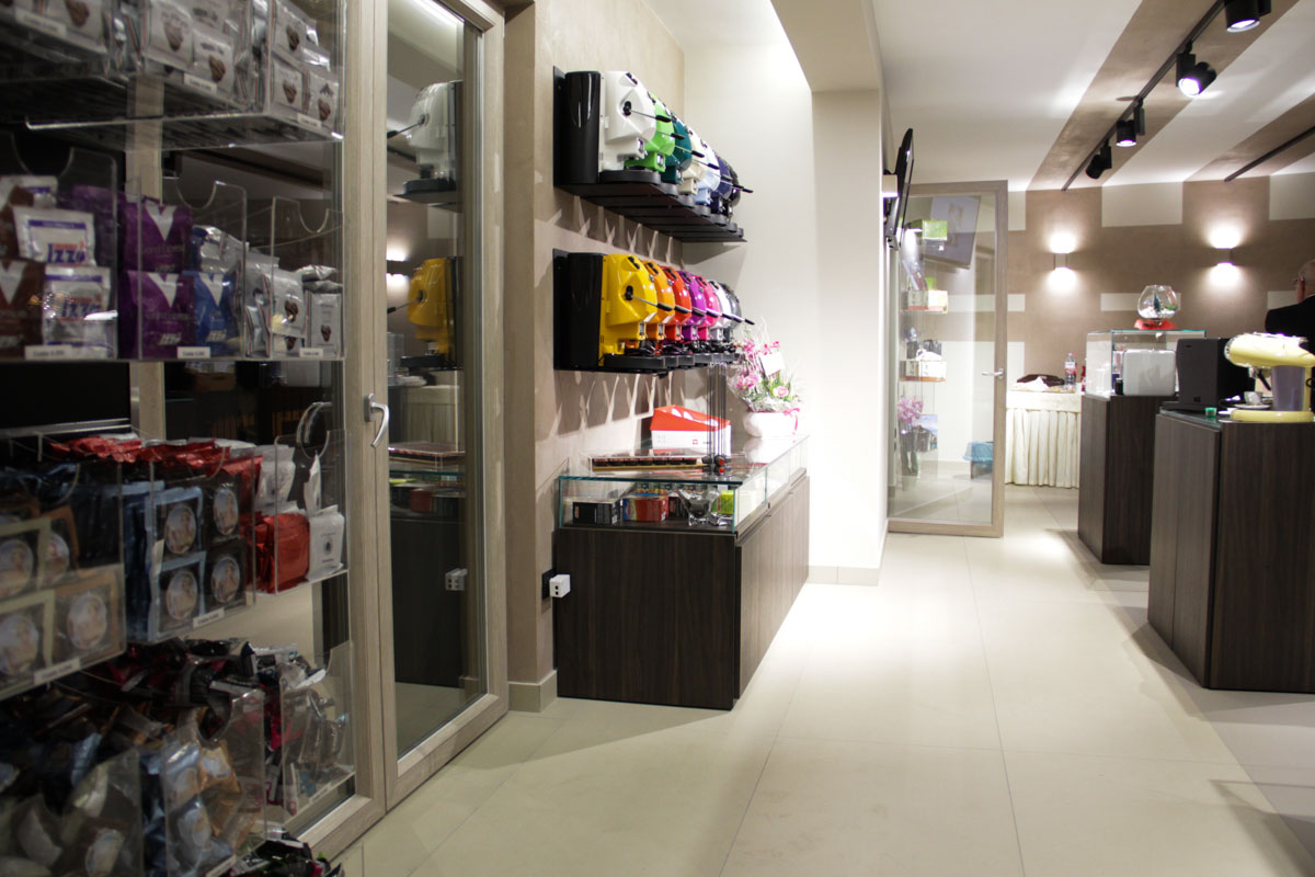 优雅珠宝般的咖啡店设计-20