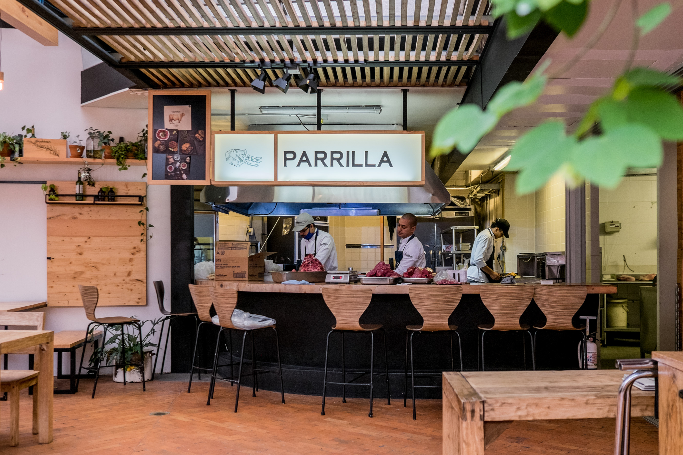 哥伦比亚 Casablanca 餐厅翻新设计 | 多样风格统一标识-9