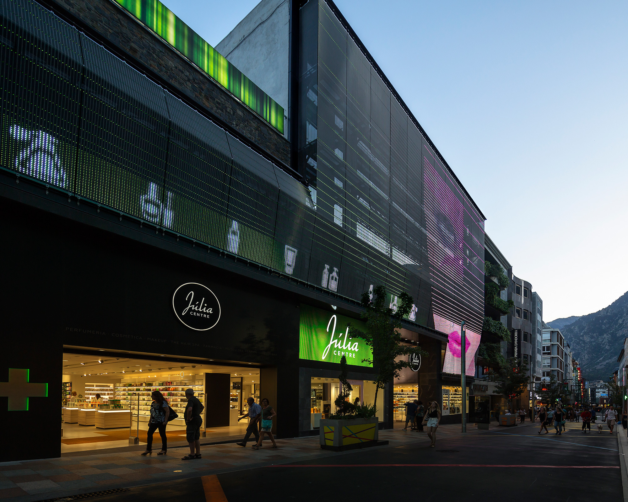 Julia Center | 现代透明媒体幕墙打造奢华香水形象-2