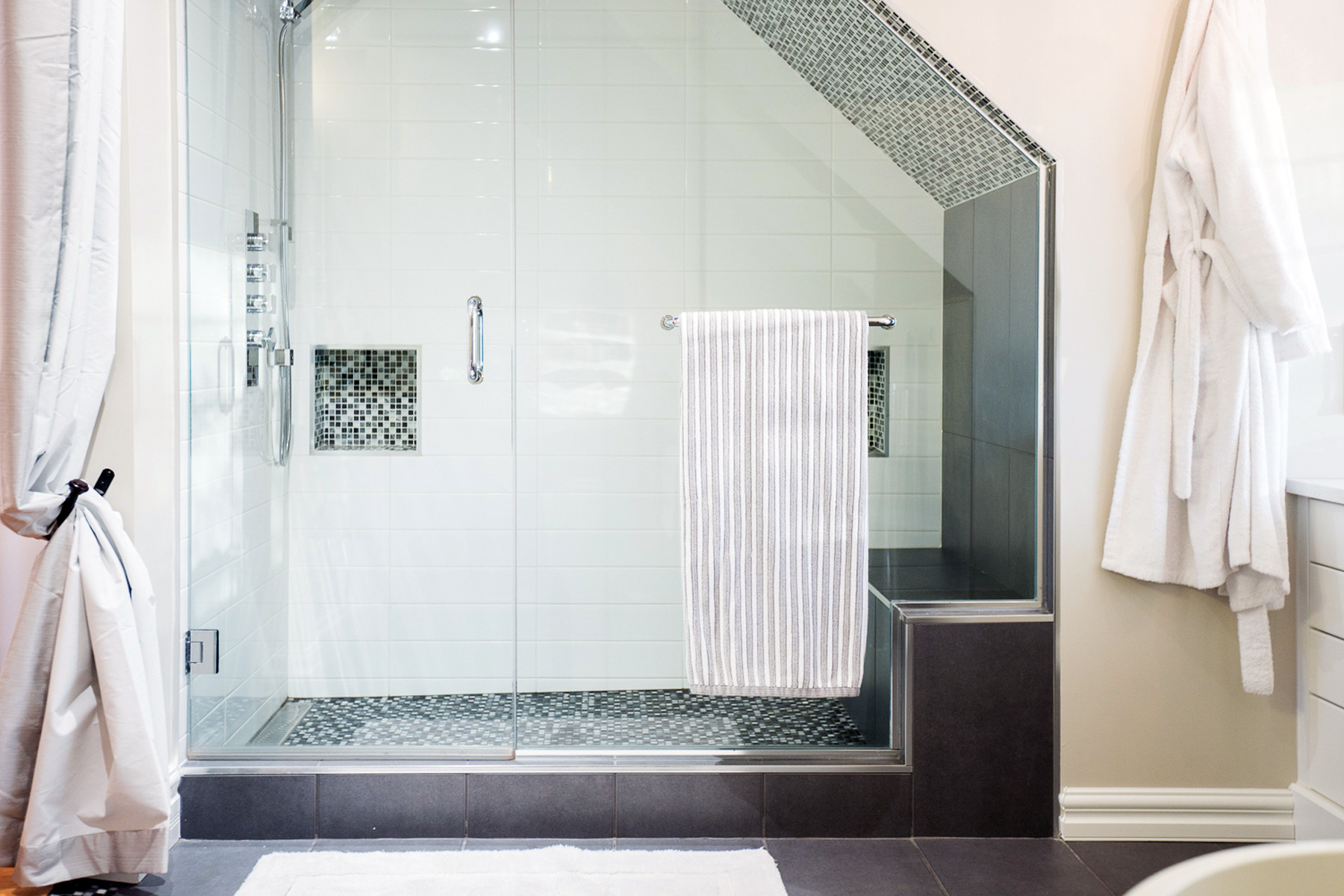 独特阁楼里的开放式主卧套房设计-9