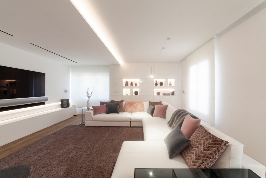 极简风格顶层公寓,温暖木质地板与经典黑白浴室设计-5