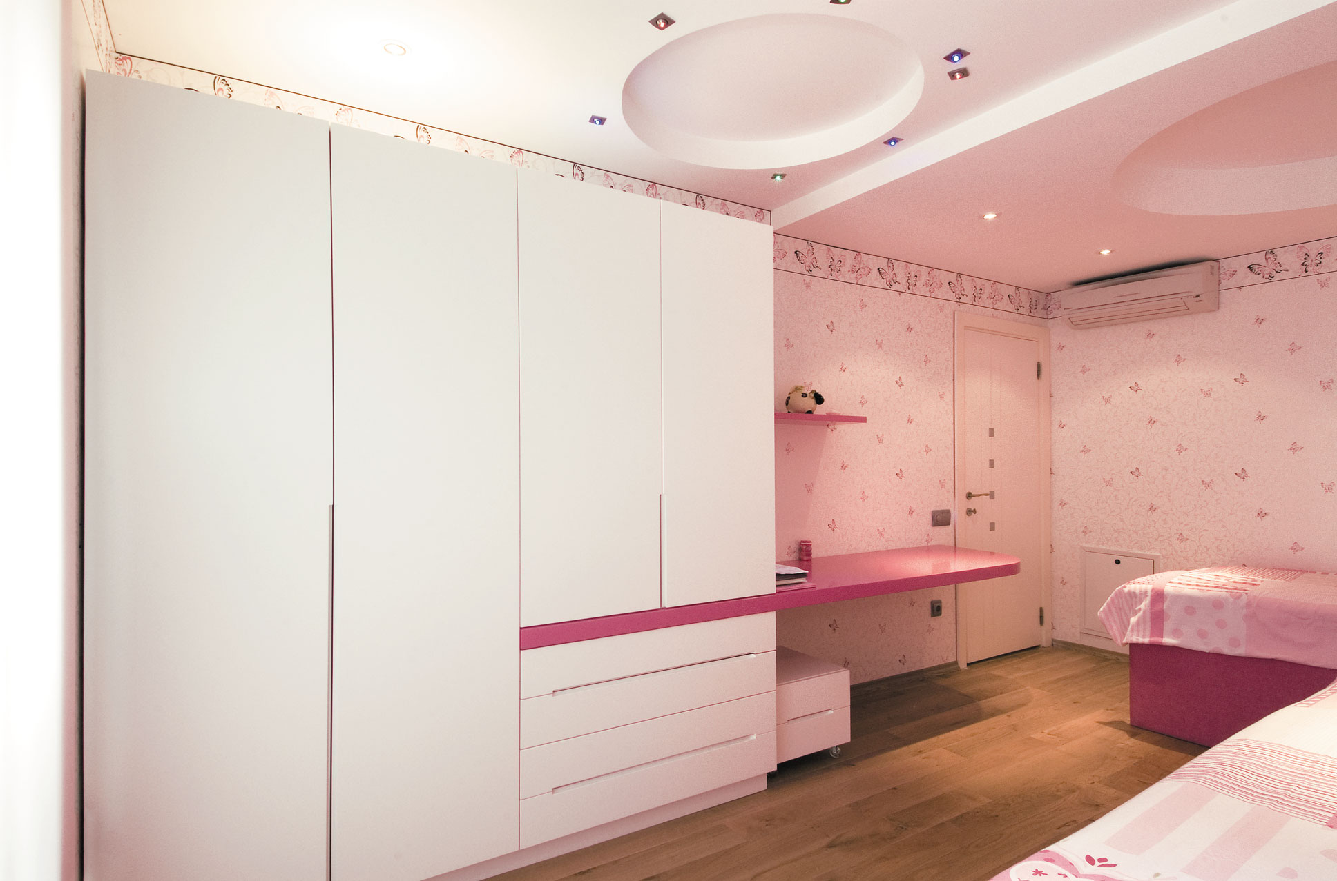 定制家具与自然融合的山间别墅设计-11