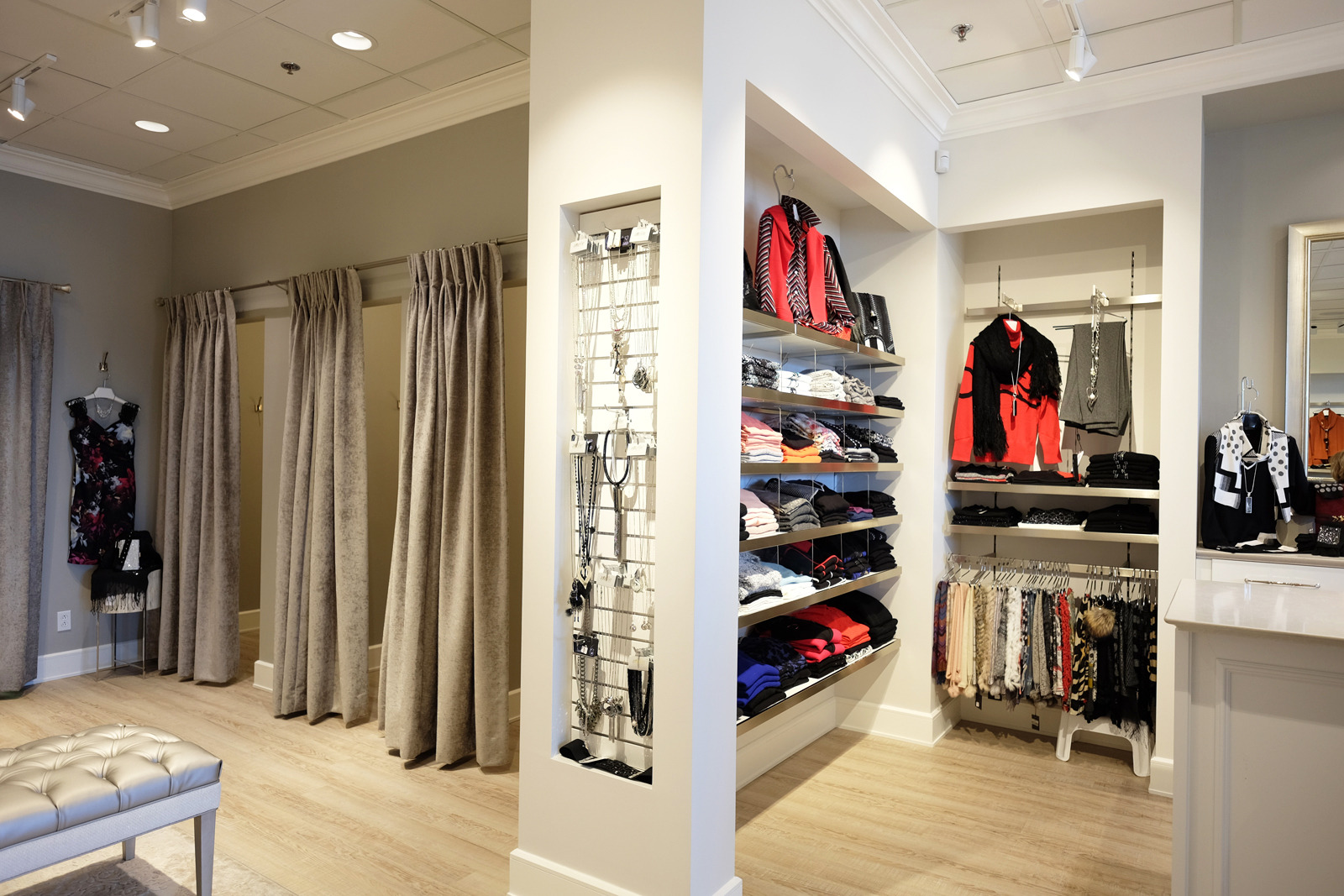 温馨女性专卖店 | Lauri's Boutique 的室内设计解析-11