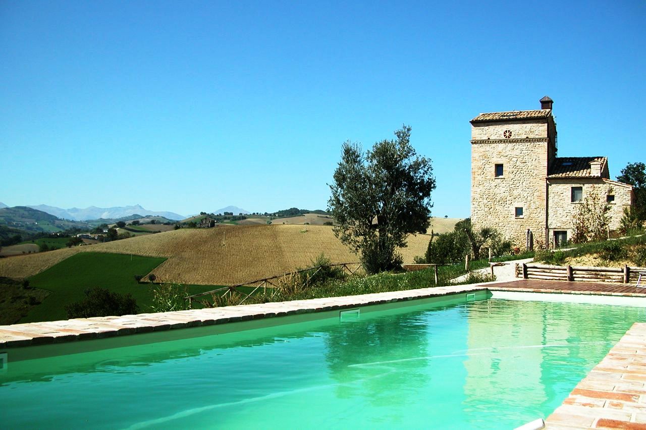 2010 年完成的精美乡村别墅 | 泳池与历史建筑的完美融合-6