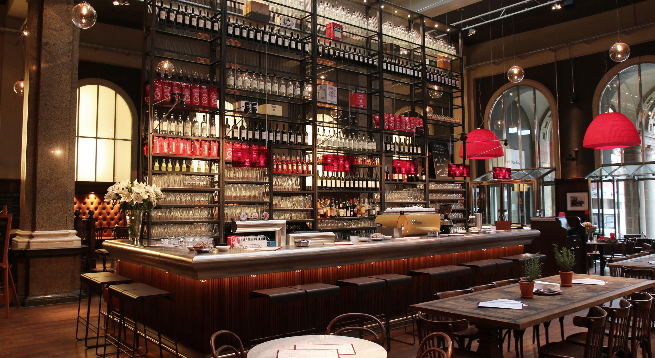 意大利美食餐厅的红色黄色彩虹设计-31