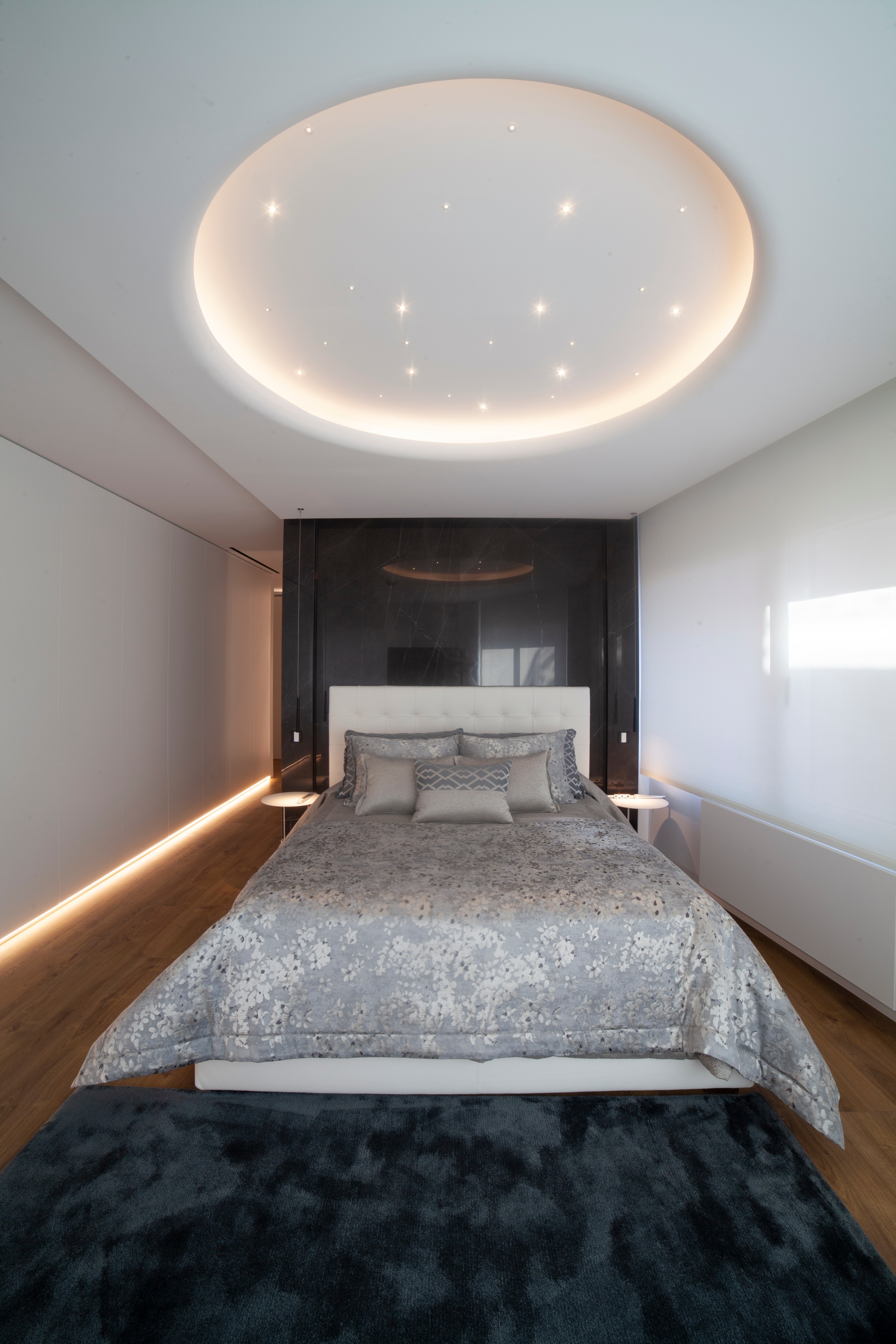 极简风格顶层公寓，温暖木质地板与经典黑白浴室设计-28