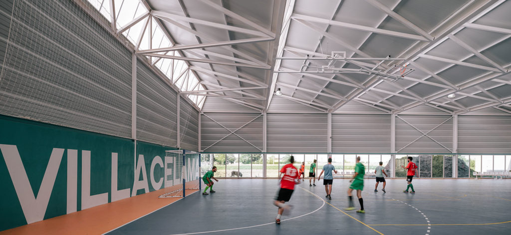 乡间悬浮的运动中心-16