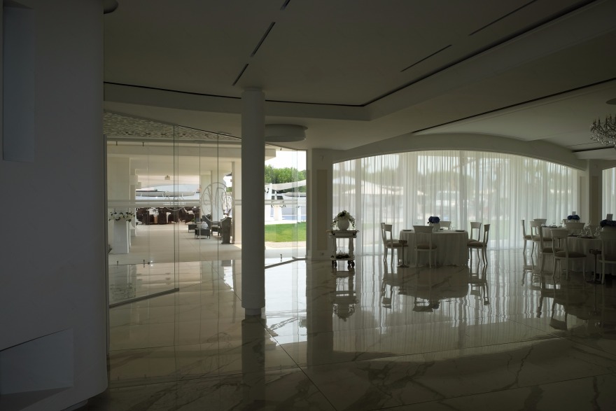 融合自然与建筑的蓝马林俱乐部餐厅设计-20