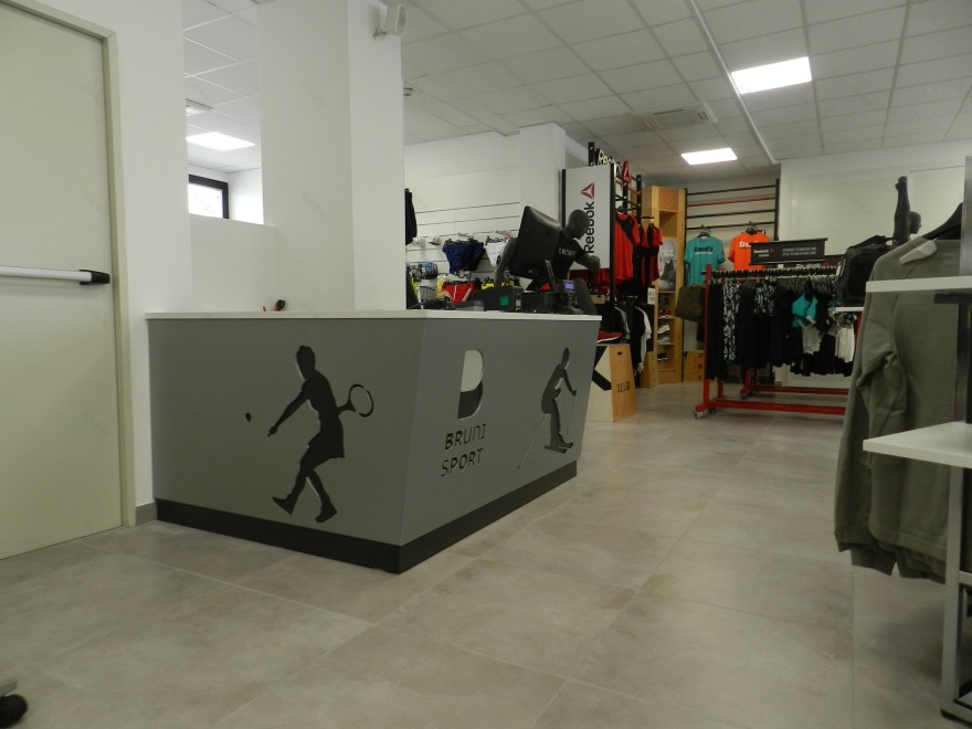 运动服饰专卖店设计-19