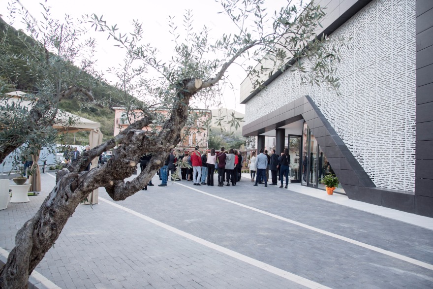 铝构玻璃水泥复合材料打造的意式展厅-2